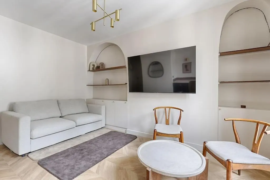 Barbes Buttes Chaumont Cosy Studio 2p